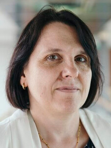 Porträt von Claudia Felser mit dunklem Bob-Haarschnitt, neutraler Gesichtsausdruck.